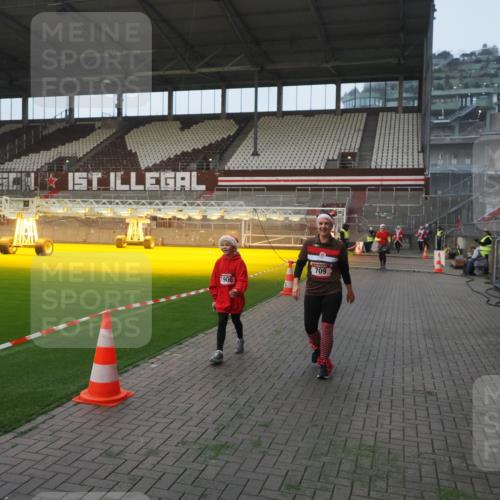 07.12.2025 - St. Pauli X-Mass-Run No. 15 Fabian Wolf http://msf.ph/oto/9370650 07.12.2025 10:04:07 Ziel 626, 628, 709, 1027, 1028, 1906, 2110, 2112, 3198, 3337, 3340, 3359, 3519, 4151 meine-sportfotos.de