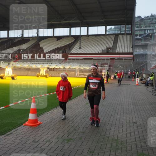07.12.2025 - St. Pauli X-Mass-Run No. 15 Fabian Wolf http://msf.ph/oto/9370653 07.12.2025 10:04:07 Ziel 626, 628, 709, 1027, 1028, 1906, 2110, 2112, 3198, 3337, 3340, 3359, 3519, 4151 meine-sportfotos.de