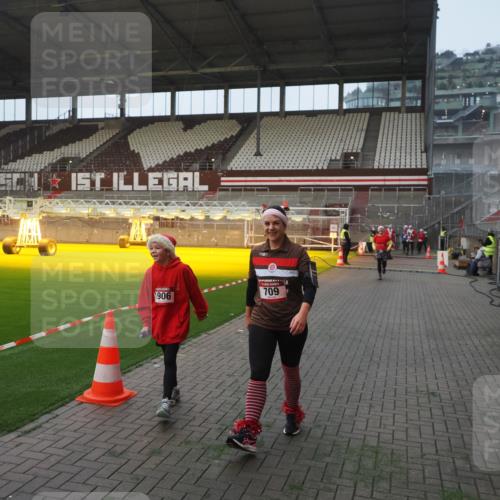 07.12.2025 - St. Pauli X-Mass-Run No. 15 Fabian Wolf http://msf.ph/oto/9370655 07.12.2025 10:04:08 Ziel 626, 628, 709, 1027, 1028, 1906, 2110, 2112, 3198, 3337, 3340, 3359, 3519, 4151 meine-sportfotos.de