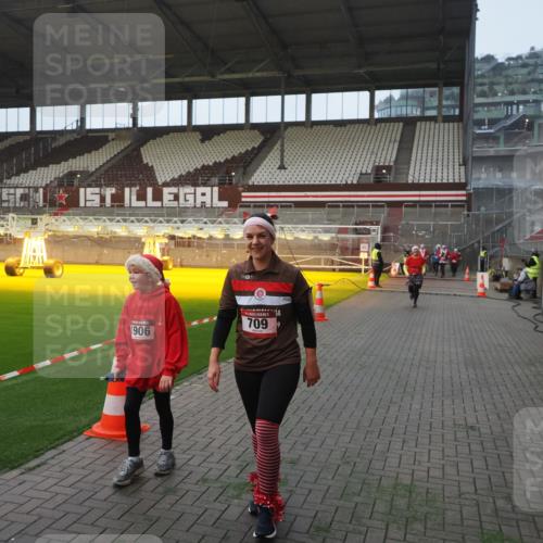 07.12.2025 - St. Pauli X-Mass-Run No. 15 Fabian Wolf http://msf.ph/oto/9370657 07.12.2025 10:04:08 Ziel 626, 628, 709, 1027, 1028, 1906, 2110, 2112, 3198, 3337, 3340, 3359, 3519, 4151 meine-sportfotos.de