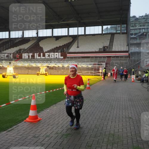 07.12.2025 - St. Pauli X-Mass-Run No. 15 Fabian Wolf http://msf.ph/oto/9370665 07.12.2025 10:04:13 Ziel 113, 709, 1302, 1712, 1738, 1906, 2454 meine-sportfotos.de