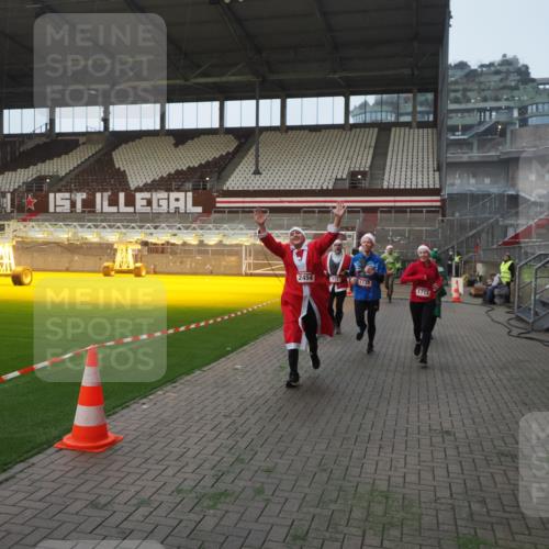 07.12.2025 - St. Pauli X-Mass-Run No. 15 Fabian Wolf http://msf.ph/oto/9370668 07.12.2025 10:04:17 Ziel 113, 1291, 1302, 1712, 1738, 2454, 3188 meine-sportfotos.de