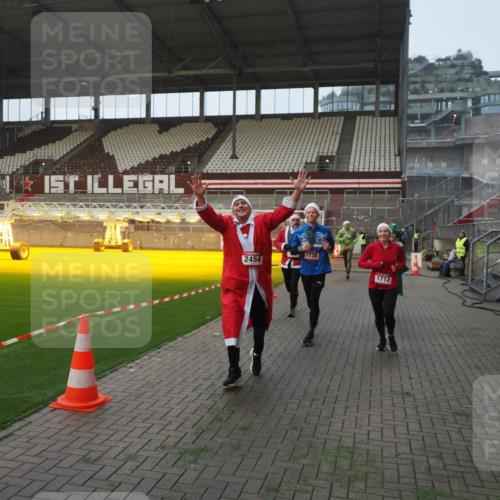 07.12.2025 - St. Pauli X-Mass-Run No. 15 Fabian Wolf http://msf.ph/oto/9370671 07.12.2025 10:04:18 Ziel 113, 1291, 1302, 1712, 1738, 2454, 3188, 4673 meine-sportfotos.de