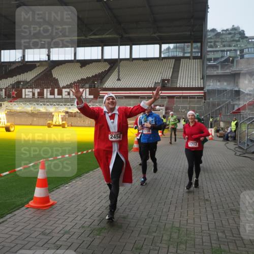 07.12.2025 - St. Pauli X-Mass-Run No. 15 Fabian Wolf http://msf.ph/oto/9370673 07.12.2025 10:04:18 Ziel 113, 1291, 1302, 1712, 1738, 2454, 3188, 4673 meine-sportfotos.de
