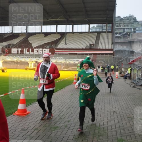 07.12.2025 - St. Pauli X-Mass-Run No. 15 Fabian Wolf http://msf.ph/oto/9370683 07.12.2025 10:04:20 Ziel 113, 1291, 1302, 1712, 1738, 2454, 3188, 4673 meine-sportfotos.de