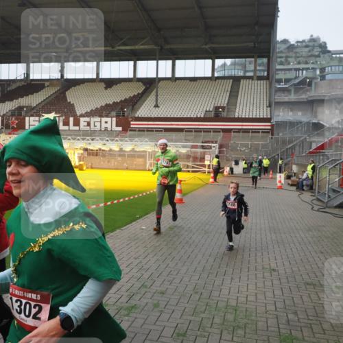 07.12.2025 - St. Pauli X-Mass-Run No. 15 Fabian Wolf http://msf.ph/oto/9370686 07.12.2025 10:04:21 Ziel 113, 1291, 1302, 1712, 1738, 2454, 3188, 4673 meine-sportfotos.de