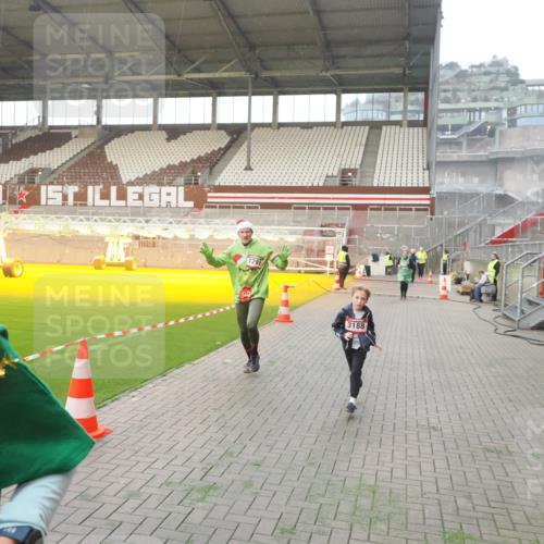 07.12.2025 - St. Pauli X-Mass-Run No. 15 Fabian Wolf http://msf.ph/oto/9370687 07.12.2025 10:04:21 Ziel 113, 1291, 1302, 1712, 1738, 2454, 3188, 4673 meine-sportfotos.de