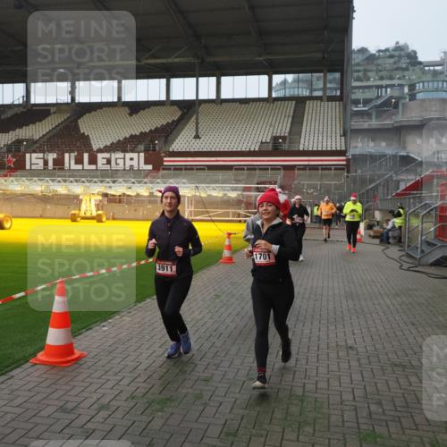 07.12.2025 - St. Pauli X-Mass-Run No. 15 Fabian Wolf http://msf.ph/oto/9370705 07.12.2025 10:04:34 Ziel 713, 1291, 1522, 1701, 1871, 2569, 2570, 3188, 3477, 3894, 3911, 4673 meine-sportfotos.de