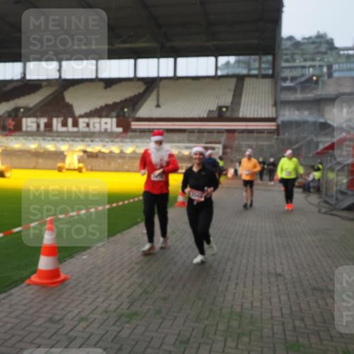 07.12.2025 - St. Pauli X-Mass-Run No. 15 Fabian Wolf http://msf.ph/oto/9370715 07.12.2025 10:04:37 Ziel 713, 1522, 1701, 1871, 2569, 2570, 3477, 3894, 3911, 4673 meine-sportfotos.de