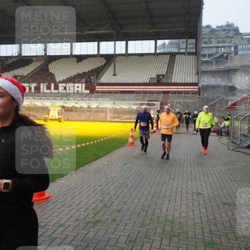 07.12.2025 - St. Pauli X-Mass-Run No. 15 Fabian Wolf http://msf.ph/oto/9370719 07.12.2025 10:04:38 Ziel 713, 1522, 1701, 1871, 2569, 2570, 3477, 3894, 3911, 4080, 4553, 4557, 4673 meine-sportfotos.de