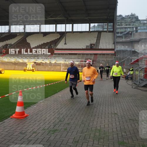 07.12.2025 - St. Pauli X-Mass-Run No. 15 Fabian Wolf http://msf.ph/oto/9370720 07.12.2025 10:04:39 Ziel 713, 1522, 1701, 1871, 2569, 2570, 3477, 3894, 3911, 4080, 4553, 4557 meine-sportfotos.de