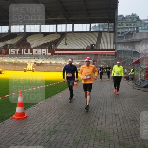 07.12.2025 - St. Pauli X-Mass-Run No. 15 Fabian Wolf http://msf.ph/oto/9370721 07.12.2025 10:04:40 Ziel 713, 1522, 1701, 1871, 2569, 2570, 3477, 3894, 3911, 4080, 4553, 4557 meine-sportfotos.de