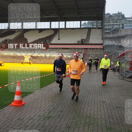 07.12.2025 - St. Pauli X-Mass-Run No. 15 Fabian Wolf http://msf.ph/oto/9370722 07.12.2025 10:04:40 Ziel 713, 1522, 1701, 1871, 2569, 2570, 3477, 3894, 3911, 4080, 4553, 4557 meine-sportfotos.de