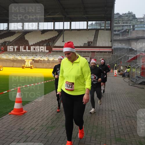 07.12.2025 - St. Pauli X-Mass-Run No. 15 Fabian Wolf http://msf.ph/oto/9370730 07.12.2025 10:04:44 Ziel 713, 1217, 1522, 1701, 2569, 2570, 3477, 3894, 3911, 4080, 4553, 4557 meine-sportfotos.de