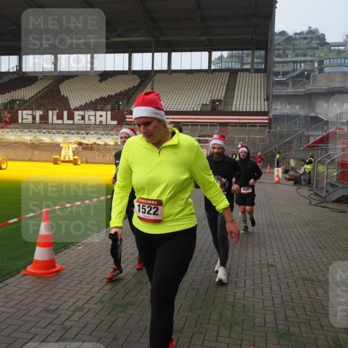 07.12.2025 - St. Pauli X-Mass-Run No. 15 Fabian Wolf http://msf.ph/oto/9370731 07.12.2025 10:04:45 Ziel 713, 1217, 1701, 2569, 2570, 3477, 3894, 3911, 4080, 4553, 4557 meine-sportfotos.de