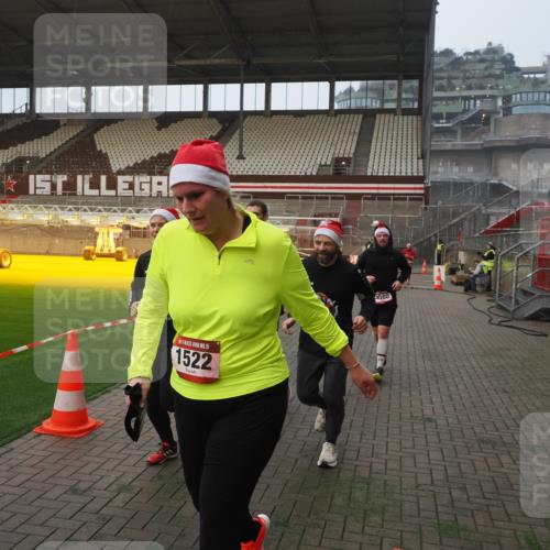 07.12.2025 - St. Pauli X-Mass-Run No. 15 Fabian Wolf http://msf.ph/oto/9370732 07.12.2025 10:04:45 Ziel 713, 1217, 1701, 2569, 2570, 3477, 3894, 3911, 4080, 4553, 4557 meine-sportfotos.de