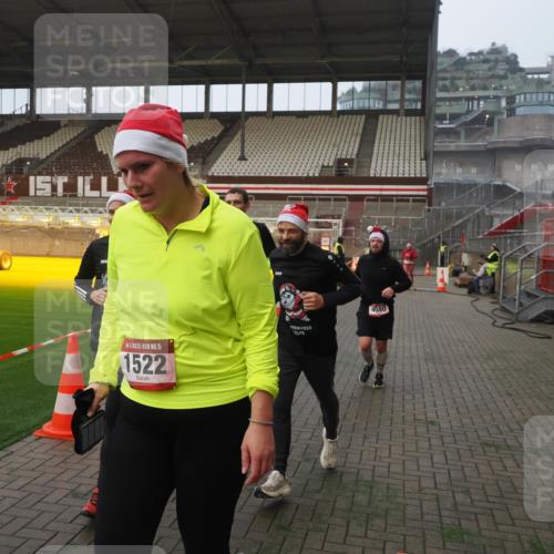07.12.2025 - St. Pauli X-Mass-Run No. 15 Fabian Wolf http://msf.ph/oto/9370733 07.12.2025 10:04:45 Ziel 713, 1217, 1701, 2569, 2570, 3477, 3894, 3911, 4080, 4553, 4557 meine-sportfotos.de