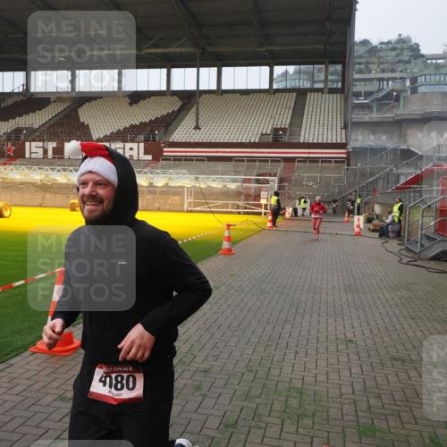 07.12.2025 - St. Pauli X-Mass-Run No. 15 Fabian Wolf http://msf.ph/oto/9370742 07.12.2025 10:04:47 Ziel 713, 1217, 1701, 2569, 2570, 3477, 3894, 3911, 4080, 4553, 4557 meine-sportfotos.de