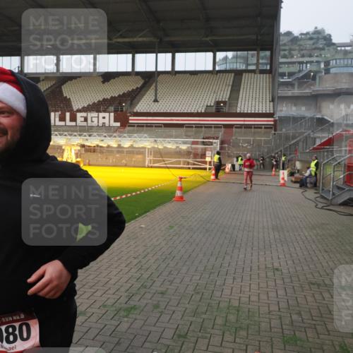 07.12.2025 - St. Pauli X-Mass-Run No. 15 Fabian Wolf http://msf.ph/oto/9370743 07.12.2025 10:04:47 Ziel 713, 1217, 1701, 2569, 2570, 3477, 3894, 3911, 4080, 4553, 4557 meine-sportfotos.de