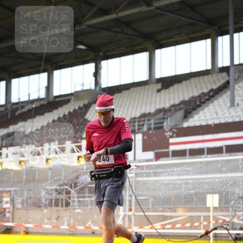 07.12.2025 - St. Pauli X-Mass-Run No. 15 Patografie http://msf.ph/oto/9370761 07.12.2025 11:35:11 Ziel 240, 2150, 2481, 3148, 3149 meine-sportfotos.de