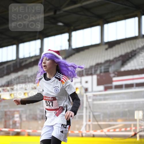 07.12.2025 - St. Pauli X-Mass-Run No. 15 Patografie http://msf.ph/oto/9370776 07.12.2025 11:35:24 Ziel 240, 527, 535, 2660, 4408 meine-sportfotos.de