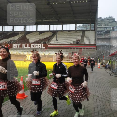 07.12.2025 - St. Pauli X-Mass-Run No. 15 Fabian Wolf http://msf.ph/oto/9370783 07.12.2025 10:05:01 Ziel 202, 210, 292, 699, 1217, 1973, 1991, 2168, 2249, 2856, 2866, 3307, 3311 meine-sportfotos.de