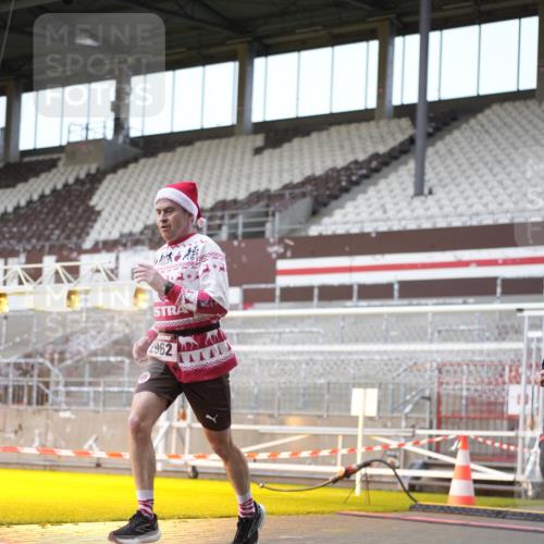 07.12.2025 - St. Pauli X-Mass-Run No. 15 Patografie http://msf.ph/oto/9370796 07.12.2025 11:35:36 Ziel 527, 535, 1960, 2660, 2902, 2962, 3967, 4816, 4823, 4843 meine-sportfotos.de