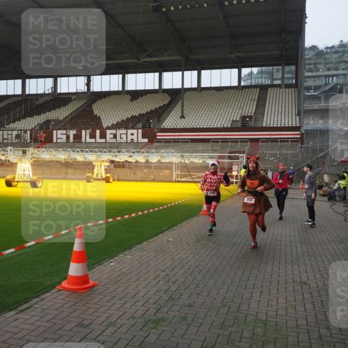 07.12.2025 - St. Pauli X-Mass-Run No. 15 Fabian Wolf http://msf.ph/oto/9370817 07.12.2025 10:05:06 Ziel 202, 210, 292, 699, 1973, 1991, 2168, 2249, 2856, 2866, 3307, 3311 meine-sportfotos.de