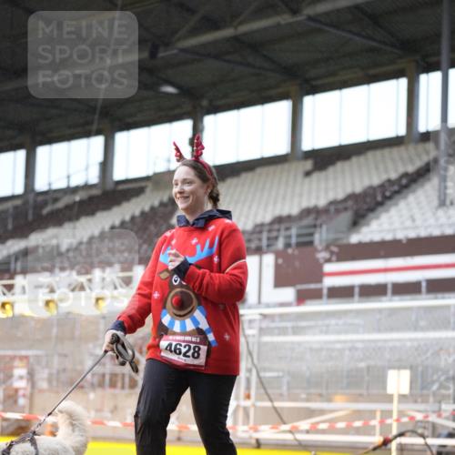 07.12.2025 - St. Pauli X-Mass-Run No. 15 Patografie http://msf.ph/oto/9370861 07.12.2025 11:36:26 Ziel 3826, 4628 meine-sportfotos.de