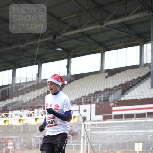 07.12.2025 - St. Pauli X-Mass-Run No. 15 Patografie http://msf.ph/oto/9370988 07.12.2025 11:38:25 Ziel 2395, 2396, 4821, 4822 meine-sportfotos.de