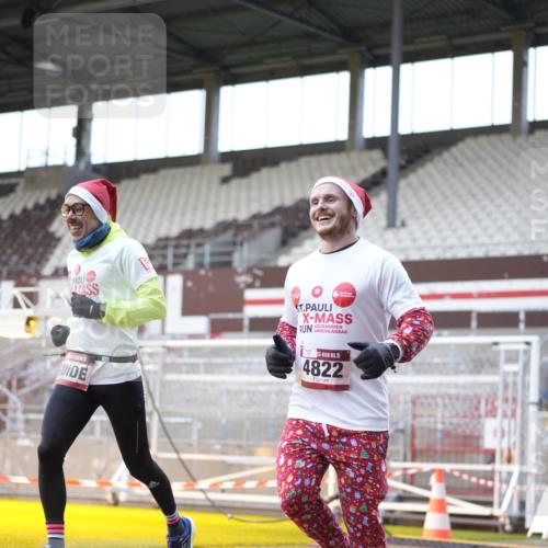 07.12.2025 - St. Pauli X-Mass-Run No. 15 Patografie http://msf.ph/oto/9370990 07.12.2025 11:38:26 Ziel 2395, 2396, 4821, 4822 meine-sportfotos.de