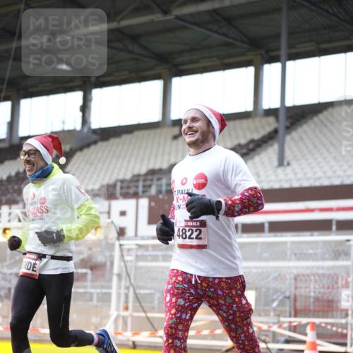 07.12.2025 - St. Pauli X-Mass-Run No. 15 Patografie http://msf.ph/oto/9370991 07.12.2025 11:38:26 Ziel 2395, 2396, 4821, 4822 meine-sportfotos.de