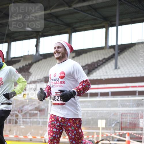07.12.2025 - St. Pauli X-Mass-Run No. 15 Patografie http://msf.ph/oto/9370993 07.12.2025 11:38:26 Ziel 2395, 2396, 4821, 4822 meine-sportfotos.de