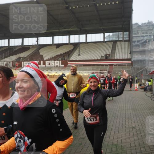 07.12.2025 - St. Pauli X-Mass-Run No. 15 Fabian Wolf http://msf.ph/oto/9371028 07.12.2025 10:05:43 Ziel 2, 3, 54, 123, 363, 385, 512, 945, 1215, 1222, 1789, 1791, 3231, 4194, 4195, 4552, 4555, 4559, 4560 meine-sportfotos.de