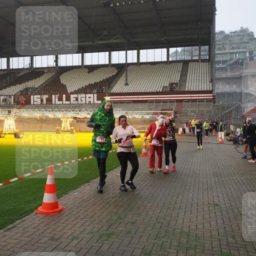 07.12.2025 - St. Pauli X-Mass-Run No. 15 Fabian Wolf http://msf.ph/oto/9371062 07.12.2025 10:05:51 Ziel 2, 3, 54, 123, 363, 385, 512, 676, 945, 1215, 1222, 1789, 1791, 3231, 3877, 4194, 4195, 4552, 4555, 4559, 4560 meine-sportfotos.de