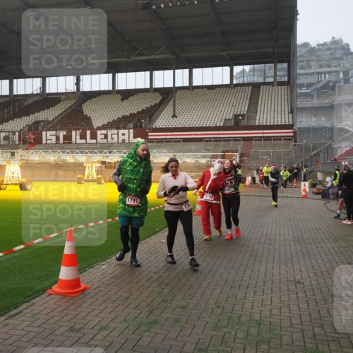07.12.2025 - St. Pauli X-Mass-Run No. 15 Fabian Wolf http://msf.ph/oto/9371064 07.12.2025 10:05:51 Ziel 2, 3, 54, 123, 363, 385, 512, 676, 945, 1215, 1222, 1789, 1791, 3231, 3877, 4194, 4195, 4552, 4555, 4559, 4560 meine-sportfotos.de