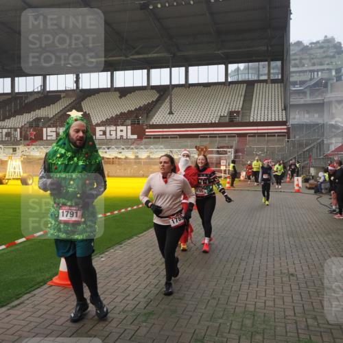 07.12.2025 - St. Pauli X-Mass-Run No. 15 Fabian Wolf http://msf.ph/oto/9371077 07.12.2025 10:05:52 Ziel 2, 3, 54, 123, 363, 385, 512, 676, 945, 1215, 1222, 1789, 1791, 2756, 3877, 4194, 4195, 4559, 4560 meine-sportfotos.de