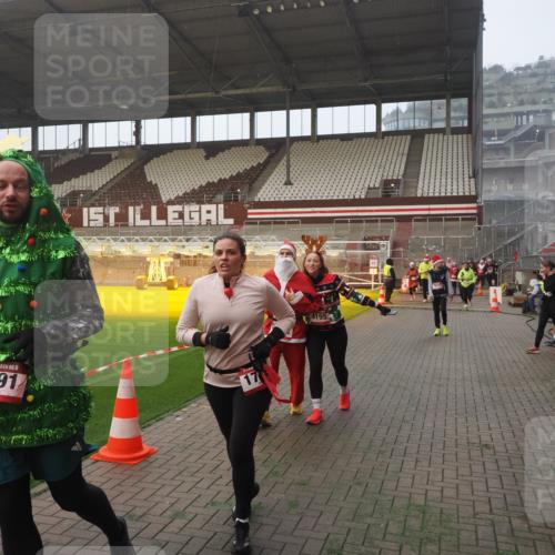 07.12.2025 - St. Pauli X-Mass-Run No. 15 Fabian Wolf http://msf.ph/oto/9371083 07.12.2025 10:05:53 Ziel 2, 3, 54, 123, 363, 424, 512, 676, 834, 945, 1222, 1789, 1791, 2756, 2757, 3877, 4194, 4195 meine-sportfotos.de