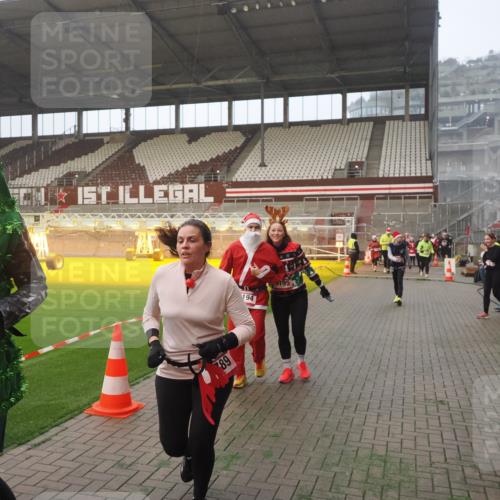 07.12.2025 - St. Pauli X-Mass-Run No. 15 Fabian Wolf http://msf.ph/oto/9371084 07.12.2025 10:05:53 Ziel 2, 3, 54, 123, 363, 424, 512, 676, 834, 945, 1222, 1789, 1791, 2756, 2757, 3877, 4194, 4195 meine-sportfotos.de