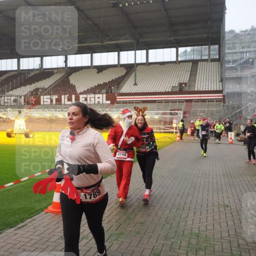 07.12.2025 - St. Pauli X-Mass-Run No. 15 Fabian Wolf http://msf.ph/oto/9371086 07.12.2025 10:05:53 Ziel 2, 3, 54, 123, 363, 424, 512, 676, 834, 945, 1222, 1789, 1791, 2756, 2757, 3877, 4194, 4195 meine-sportfotos.de