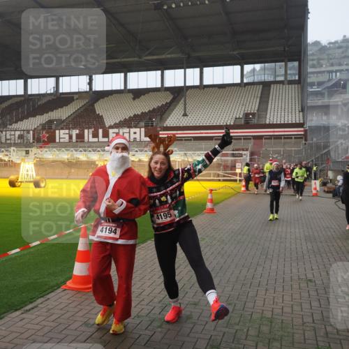 07.12.2025 - St. Pauli X-Mass-Run No. 15 Fabian Wolf http://msf.ph/oto/9371092 07.12.2025 10:05:55 Ziel 2, 3, 54, 363, 424, 512, 676, 805, 834, 1789, 1791, 2756, 2757, 3812, 3814, 3857, 3859, 3877, 4194, 4195, 4235, 4236, 4237 meine-sportfotos.de