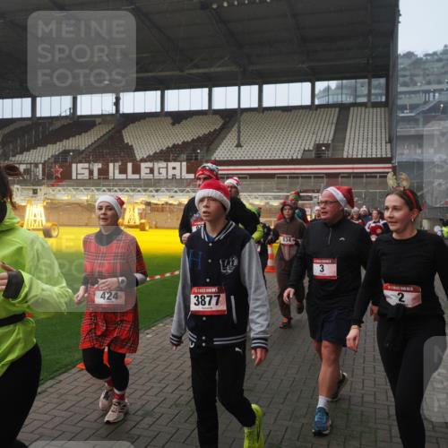 07.12.2025 - St. Pauli X-Mass-Run No. 15 Fabian Wolf http://msf.ph/oto/9371103 07.12.2025 10:06:01 Ziel 2, 3, 148, 180, 424, 468, 676, 805, 834, 1788, 1789, 1791, 2756, 2757, 2894, 2968, 3093, 3172, 3196, 3812, 3814, 3857, 3859, 3877, 4194, 4195, 4235, 4236, 4237, 4246, 4251 meine-sportfotos.de