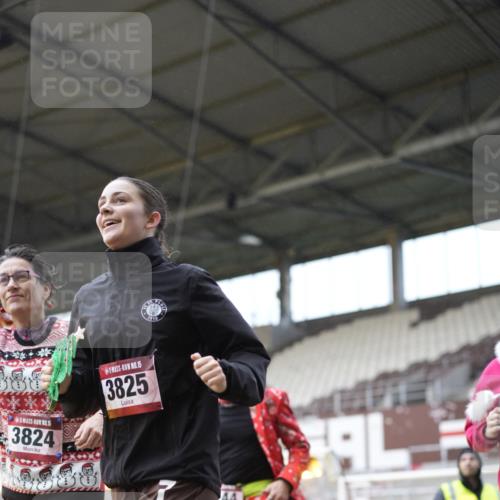 07.12.2025 - St. Pauli X-Mass-Run No. 15 Patografie http://msf.ph/oto/9371106 07.12.2025 11:40:20 Ziel 1756, 2144, 2713, 3554, 3824, 3825, 3850 meine-sportfotos.de