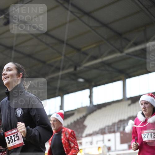 07.12.2025 - St. Pauli X-Mass-Run No. 15 Patografie http://msf.ph/oto/9371108 07.12.2025 11:40:20 Ziel 1756, 2144, 2713, 3554, 3824, 3825, 3850 meine-sportfotos.de
