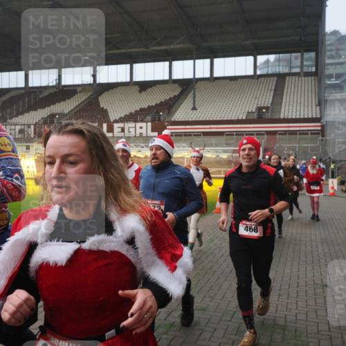 07.12.2025 - St. Pauli X-Mass-Run No. 15 Fabian Wolf http://msf.ph/oto/9371125 07.12.2025 10:06:06 Ziel 127, 148, 180, 424, 468, 676, 805, 834, 967, 969, 1788, 2756, 2757, 2894, 2968, 3093, 3172, 3196, 3812, 3814, 3857, 3859, 3877, 4235, 4236, 4237, 4246, 4251, 4670, 4676 meine-sportfotos.de