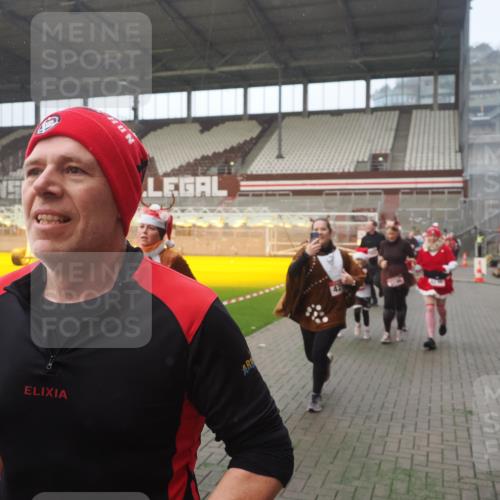 07.12.2025 - St. Pauli X-Mass-Run No. 15 Fabian Wolf http://msf.ph/oto/9371138 07.12.2025 10:06:07 Ziel 127, 148, 180, 424, 468, 676, 805, 834, 893, 967, 969, 1788, 2756, 2757, 2894, 2968, 3093, 3172, 3196, 3812, 3814, 3857, 3859, 4235, 4236, 4237, 4246, 4251, 4670, 4676 meine-sportfotos.de