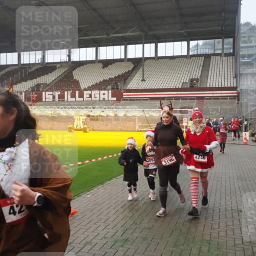07.12.2025 - St. Pauli X-Mass-Run No. 15 Fabian Wolf http://msf.ph/oto/9371153 07.12.2025 10:06:08 Ziel 127, 148, 180, 424, 468, 676, 805, 834, 893, 967, 969, 1119, 1788, 1937, 2756, 2757, 2894, 2968, 3093, 3172, 3196, 3812, 3814, 3857, 3859, 4235, 4236, 4237, 4246, 4251, 4665, 4670, 4676 meine-sportfotos.de