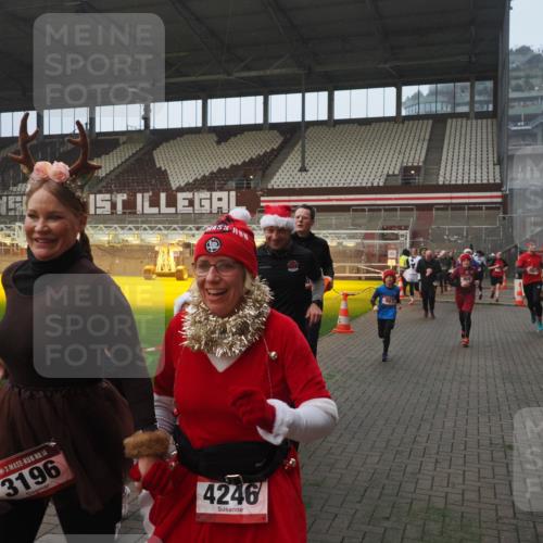 07.12.2025 - St. Pauli X-Mass-Run No. 15 Fabian Wolf http://msf.ph/oto/9371167 07.12.2025 10:06:09 Ziel 127, 148, 180, 424, 468, 676, 805, 834, 893, 967, 969, 1119, 1788, 1937, 2756, 2757, 2894, 2968, 3093, 3172, 3196, 3812, 3814, 3857, 3859, 4235, 4236, 4237, 4246, 4251, 4657, 4665, 4670, 4676, 4736, 4739 meine-sportfotos.de
