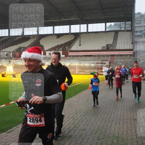 07.12.2025 - St. Pauli X-Mass-Run No. 15 Fabian Wolf http://msf.ph/oto/9371178 07.12.2025 10:06:10 Ziel 127, 148, 180, 424, 468, 676, 805, 834, 893, 967, 969, 1119, 1788, 1937, 2756, 2757, 2894, 2968, 3093, 3172, 3196, 3812, 3814, 3857, 3859, 4235, 4236, 4237, 4246, 4251, 4657, 4665, 4670, 4676, 4677, 4736, 4739 meine-sportfotos.de