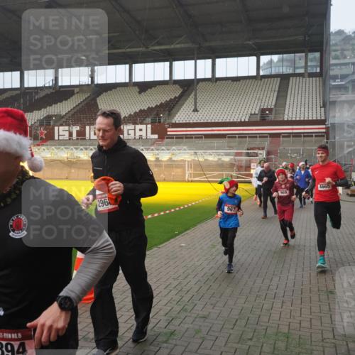 07.12.2025 - St. Pauli X-Mass-Run No. 15 Fabian Wolf http://msf.ph/oto/9371180 07.12.2025 10:06:11 Ziel 127, 148, 180, 424, 468, 676, 805, 834, 893, 967, 969, 1119, 1788, 1937, 2756, 2757, 2894, 2968, 3093, 3172, 3196, 3812, 3814, 3857, 3859, 4235, 4236, 4237, 4246, 4251, 4657, 4665, 4670, 4672, 4676, 4677, 4736, 4739 meine-sportfotos.de
